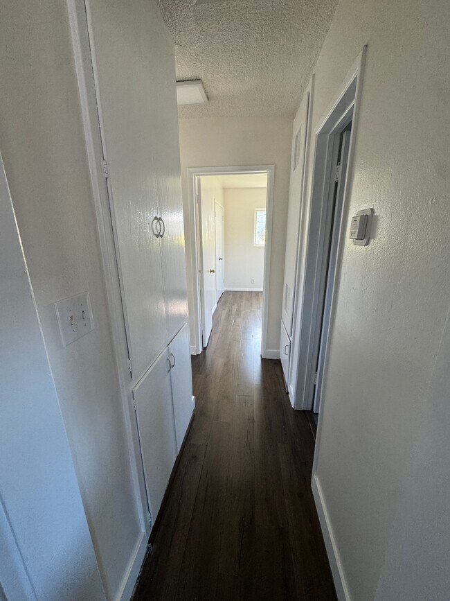 Building Photo - 833 W Walnut Ave