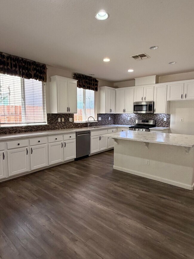 Building Photo - Cozy and Spacious Home in Elk Grove
