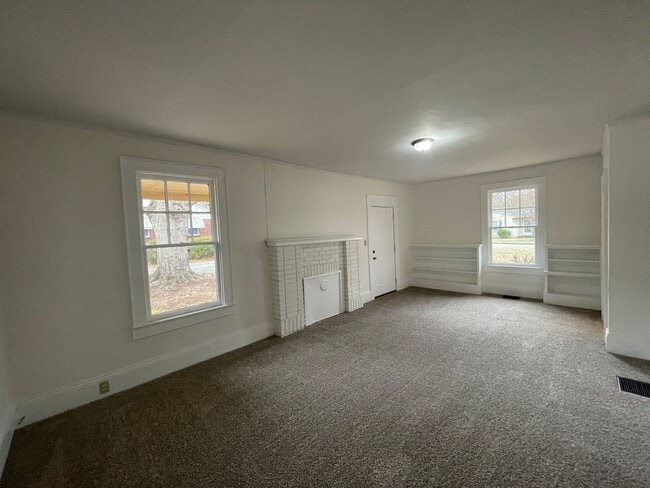 Building Photo - 4 bedroom 2 bathroom house available!   Freshly Painted-New Flooring