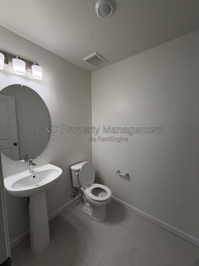 Building Photo - 2208 S Helm Ave