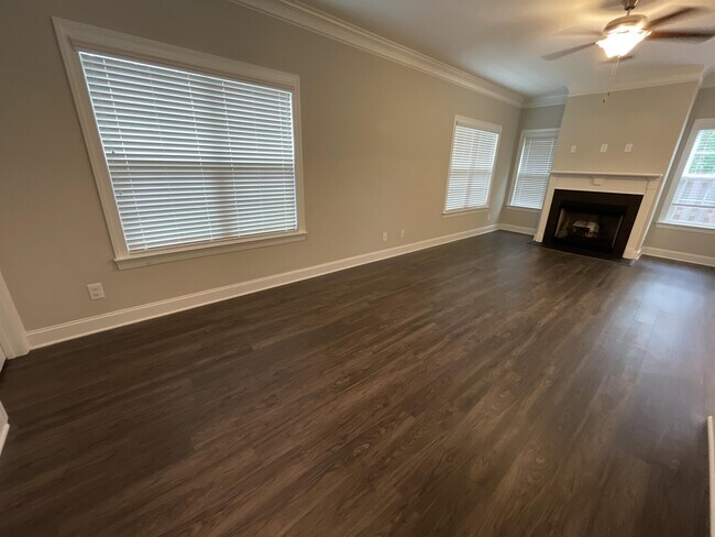 Building Photo - 833 Silver Leaf Dr