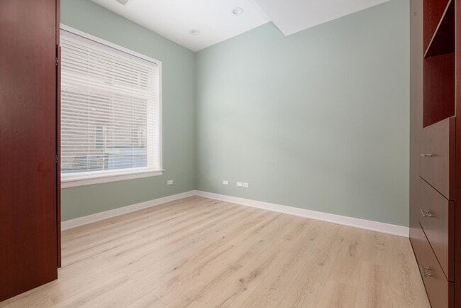 Building Photo - 1303 W Flournoy St