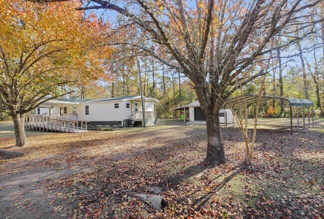 Building Photo - 220 Tree Ln