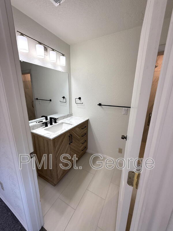 Building Photo - 2506 W Grandview Dr