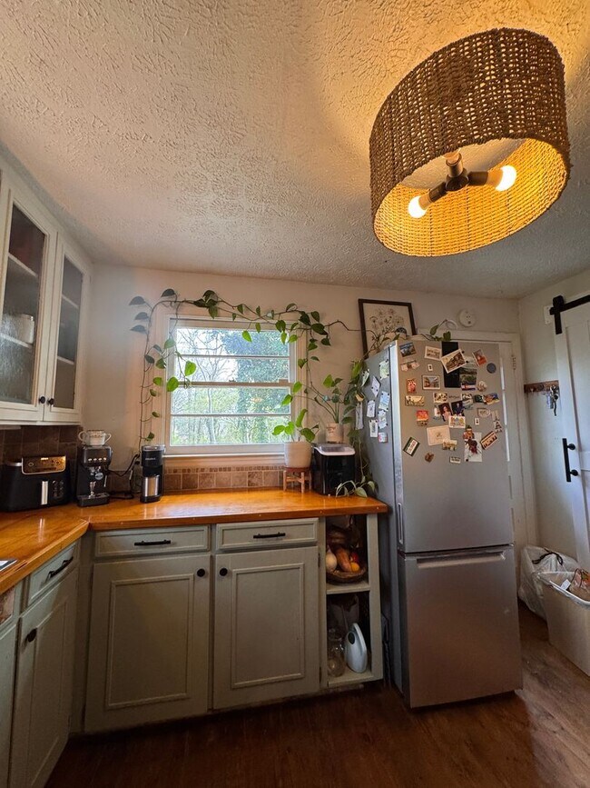 Building Photo - Cozy Two-Bedroom Furnished Bungalow