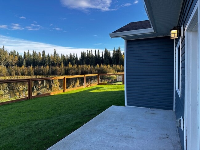 Building Photo - 3 Bed/2 Bath/2 Car Garage/Water Front Home
