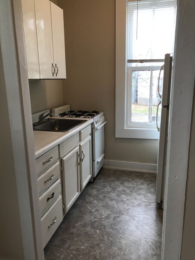 Building Photo - One Bedroom Upstairs Apartment