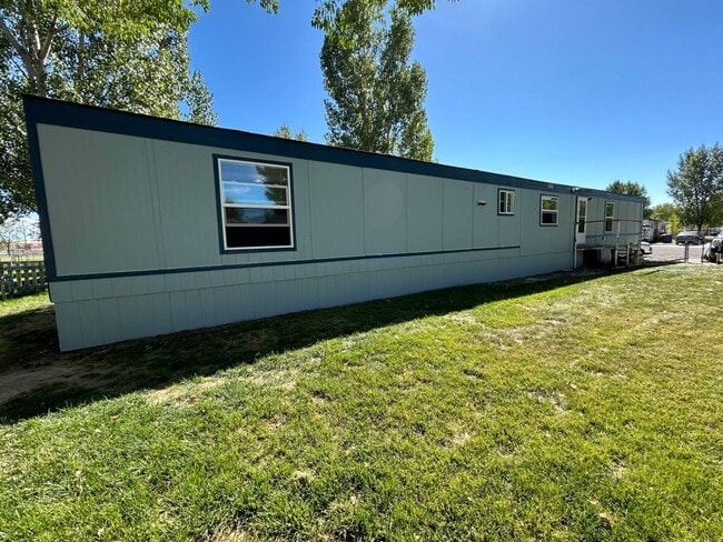 Building Photo - 3 Bed 2 Bath Mobile Home W/ Many Amenities...