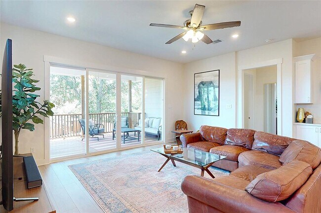 Building Photo - 719 Baywood Dr