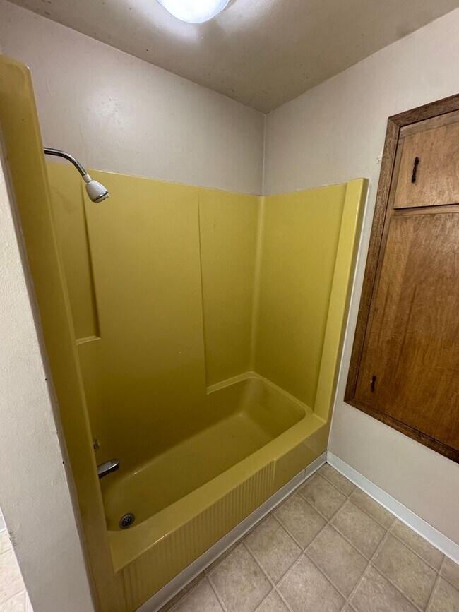 Building Photo - 406 N 14th St