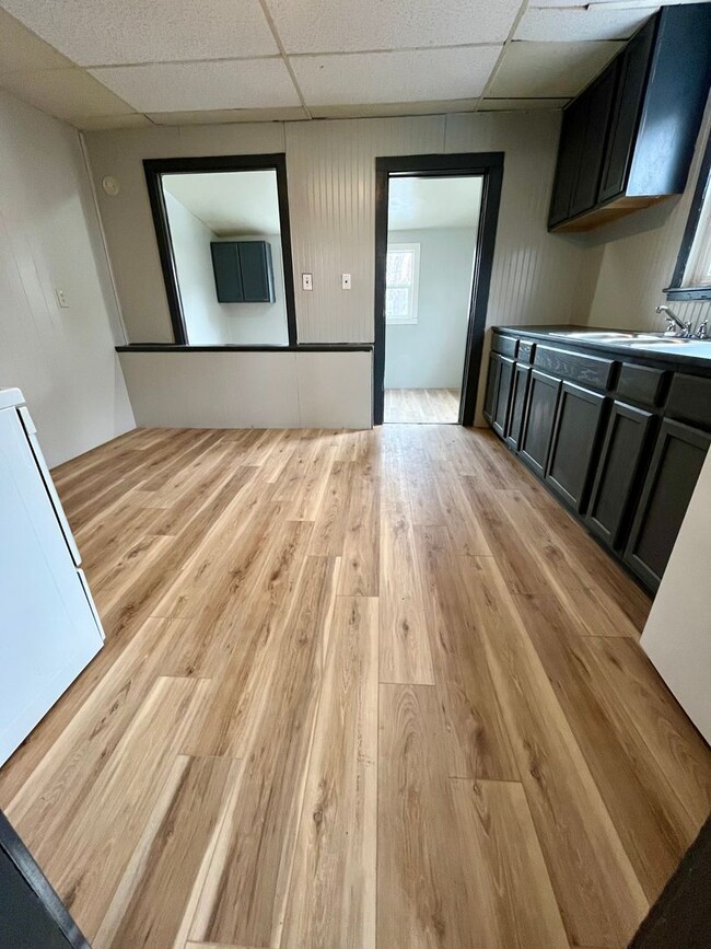 Building Photo - NEWLY RENOVATED 4BD/1BA HOME!