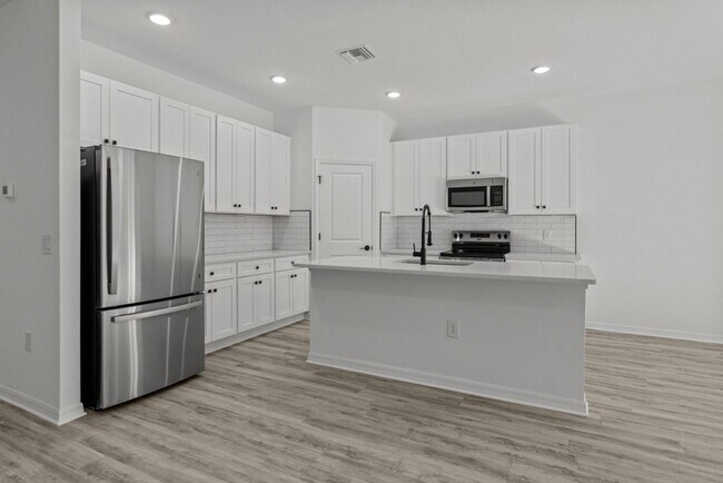 Building Photo - 548 Knapp St