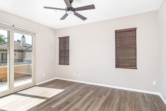 Building Photo - Nicely upgraded townhouse in resort-like E...