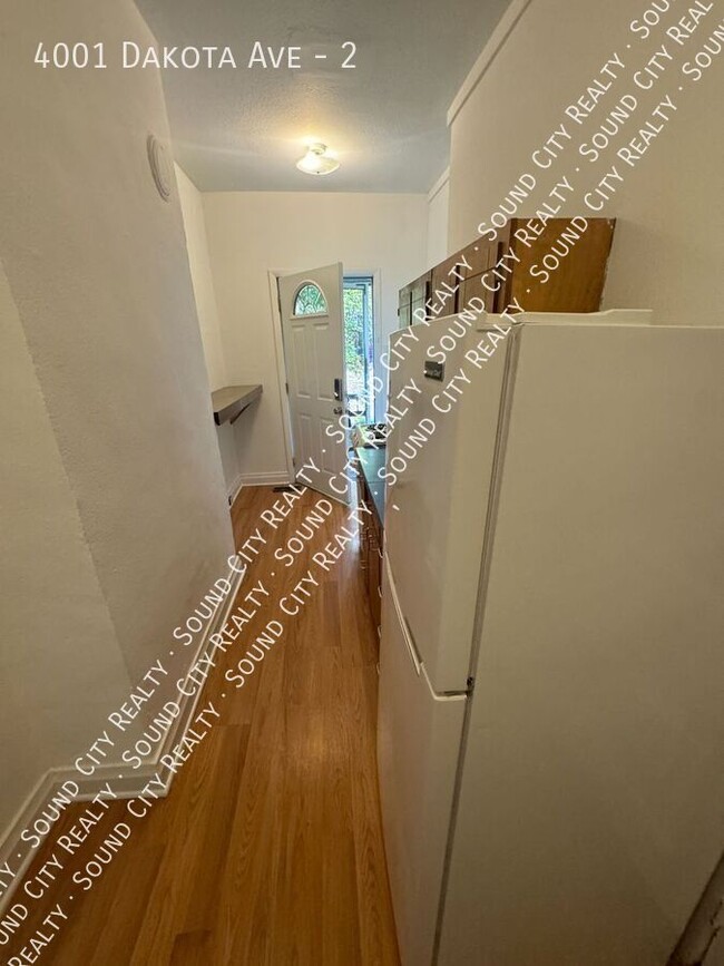 Building Photo - 1 bed/1 bath unit in triplex located in th...