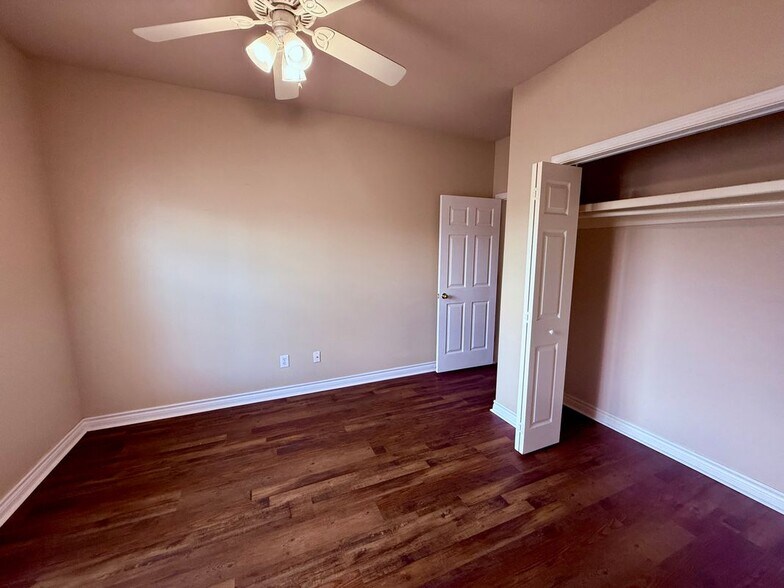 Building Photo - 587 Long Beach Dr