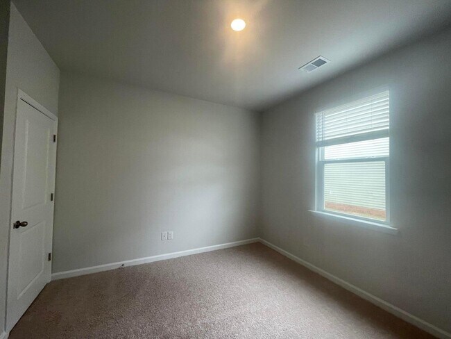 Building Photo - 206 Oakwood Blvd