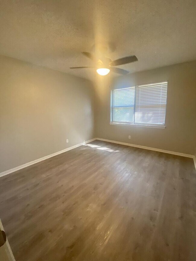 Building Photo - Available Now! 4 bed/2 bath in Harker Heights