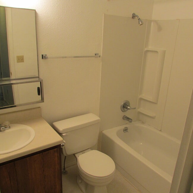 Full bath - 2151 Frances St