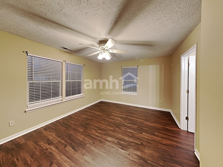 Building Photo - 894 Windsor Ln