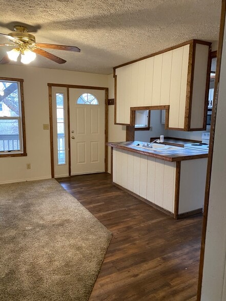 Building Photo - 1021 S 4th St