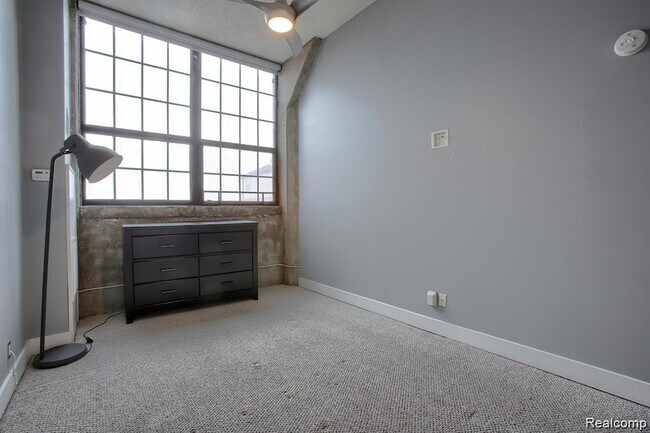 Building Photo - 6533 E Jefferson Ave