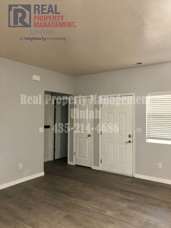 Building Photo - 3 Bed 2.5 Bath Townhome in Split Mountain.