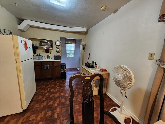 Building Photo - 1030 NE 9th St