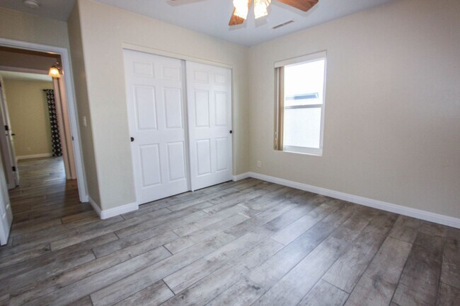 Building Photo - 3 Bedroom Home in Viewpoint East  Applicat...