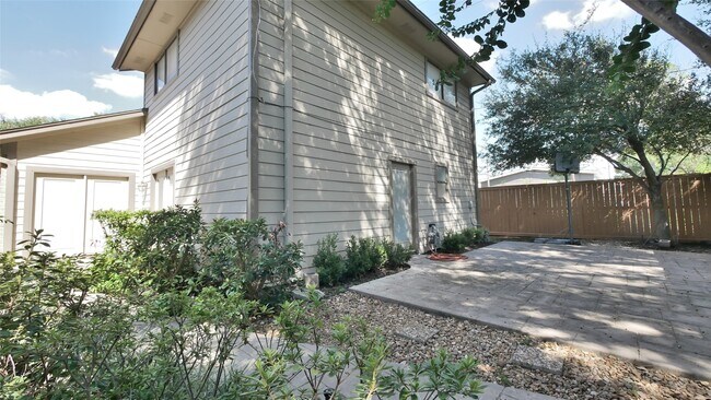 Building Photo - 8003 Oakwood Forest Dr