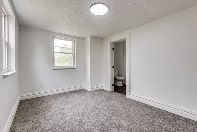 Building Photo - Fully Renovated 3BR/2BA Gem in the Heart o...