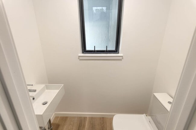 Building Photo - Newly Renovated 4-Bedroom 2.5-Bath South W...