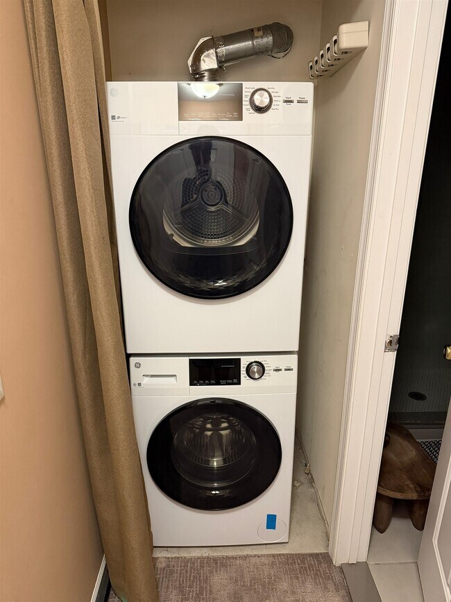 Building Photo - 20 Bergen Ridge Rd