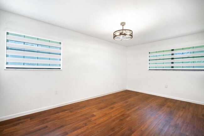 Building Photo - 927 N E St