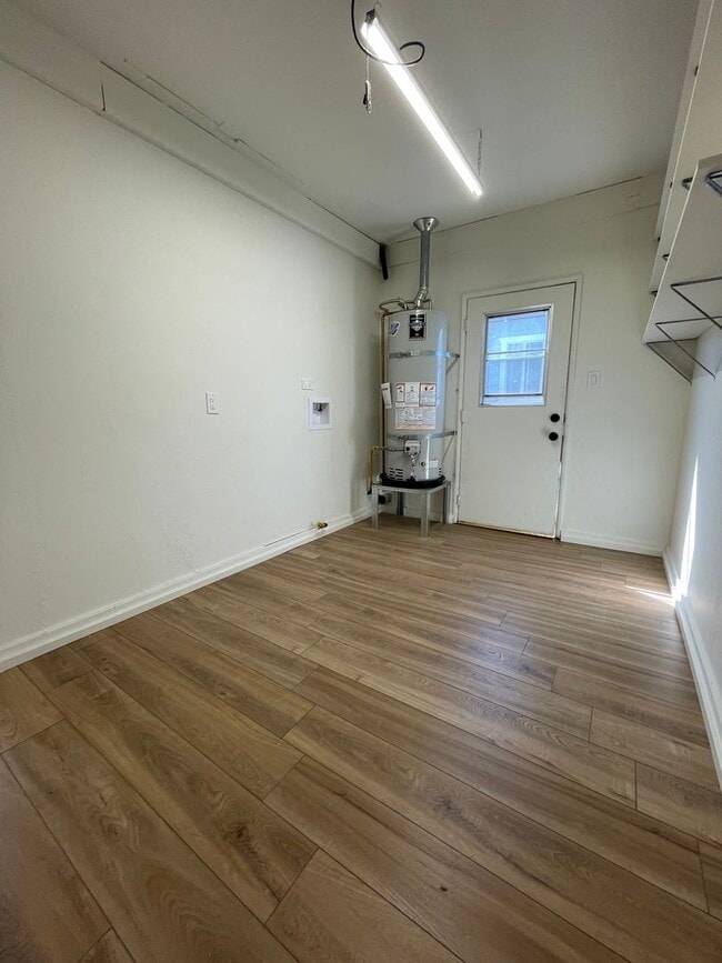 Building Photo - 489 Manzanita Dr