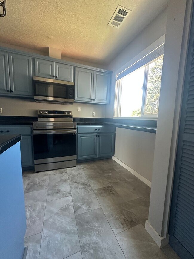 Building Photo - Top-Floor Stunner with Views – Fully Remod...