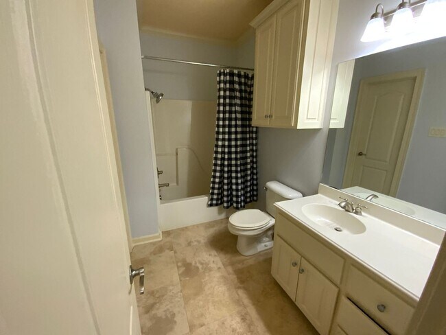 Building Photo - 123 Courts Ln