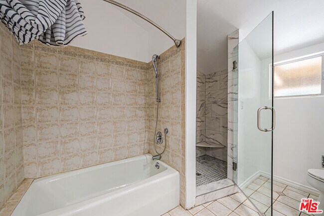 Building Photo - 18022 Lake Encino Dr
