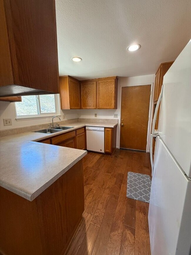 Building Photo - 4 bed, 2 1/2 bath home with RV access