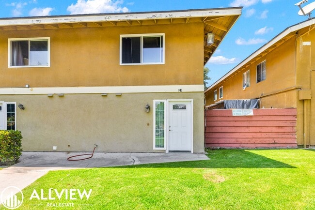 Building Photo - Beautifully Renovated 2-bedroom, 1.5-bath ...