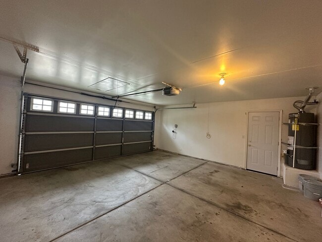 Building Photo - SE Visalia home coming soon!!