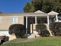 Building Photo - 4 Bedroom, 2 Bathroom House in Greensboro!