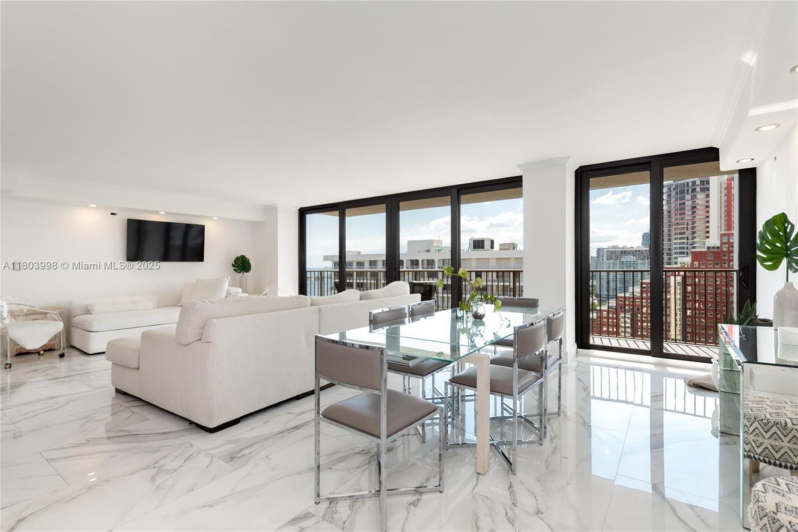 Building Photo - 1450 Brickell Bay Dr