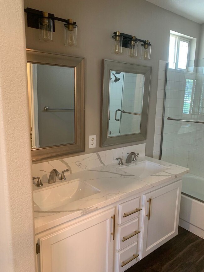 Building Photo - SHOWS LIKE A MODEL- IMMEDIATE MOVE-IN!!!