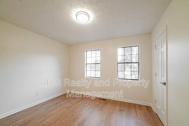 Building Photo - 7042 Oakhill Cir