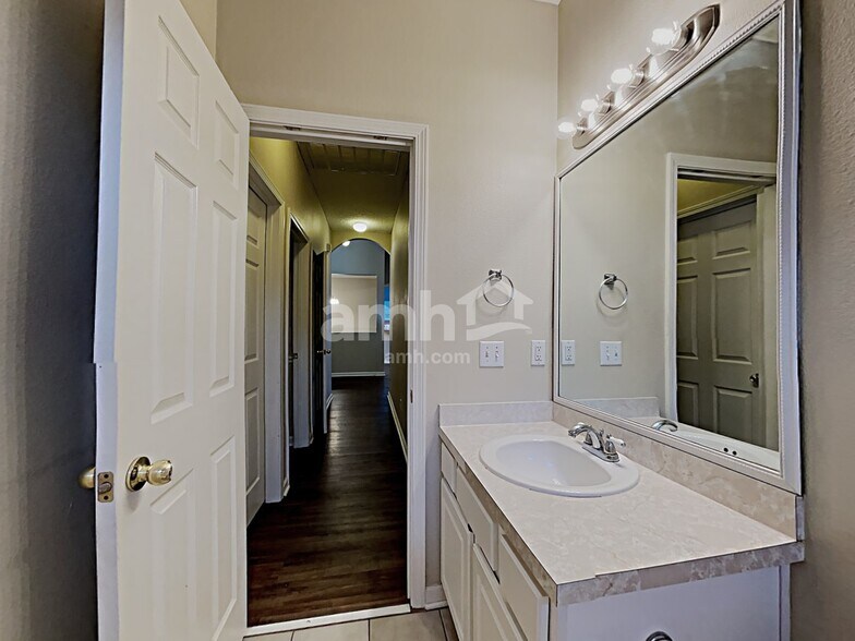 Building Photo - 525 Amsonia Cir