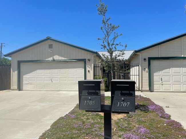 Building Photo - 1705 Darby Ln