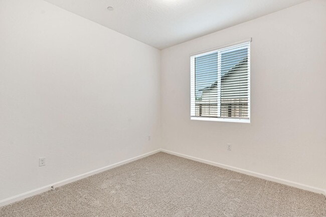 Building Photo - 2143 N Renn Ave