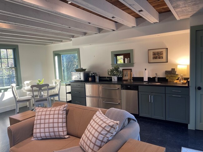 Building Photo - 2 Summit St