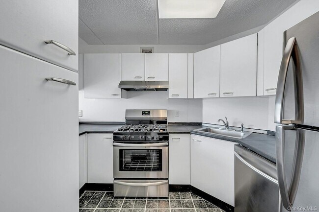 Building Photo - 703 Pelham Rd