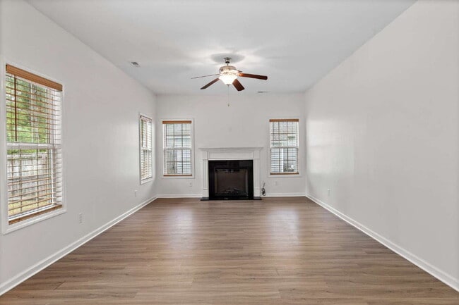 Building Photo - Spacious 4-Bedroom Gem with 2.5 Baths in t...